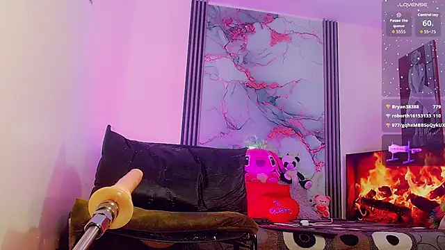 Snapshot of _ChanellR_ chatting on October 7, 10:56 am ChanellR online show from October 7, 10:56 am