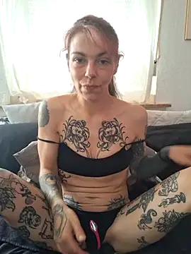 Snapshot of SophiaBlackfoxx chatting on May 3, 9:15 am SophiaBlackfoxx online show from May 3, 9:15 am