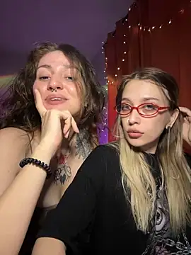 Snapshot of Dooubletroublee chatting on December 13, 1:37 am Dooubletroublee online show from December 13, 1:37 am