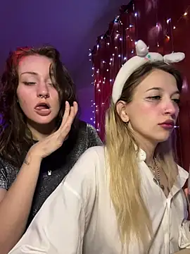 Snapshot of Dooubletroublee chatting on January 26, 10:46 pm Dooubletroublee online show from January 26, 10:46 pm