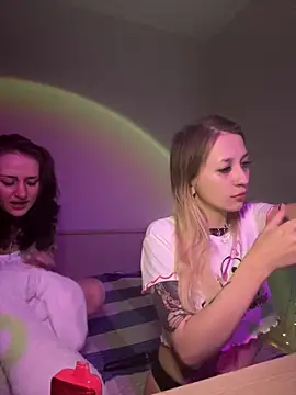 Snapshot of Dooubletroublee chatting on February 21, 3:01 am Dooubletroublee online show from February 21, 3:01 am