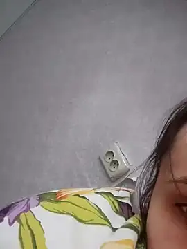 Snapshot of emeli_moon chatting on December 6, 11:22 am emeli moon online show from December 6, 11:22 am