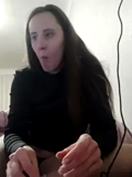 Snapshot of emeli_moon chatting on December 15, 8:13 pm emeli moon online show from December 15, 8:13 pm