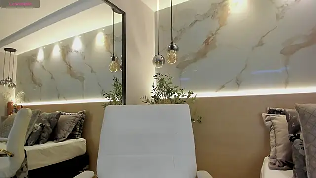 LeaThompson online show from February 24, 4:49 am