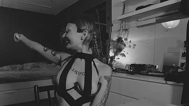 Snapshot of god_x_girl chatting on December 12, 7:26 pm god x girl online show from December 12, 7:26 pm