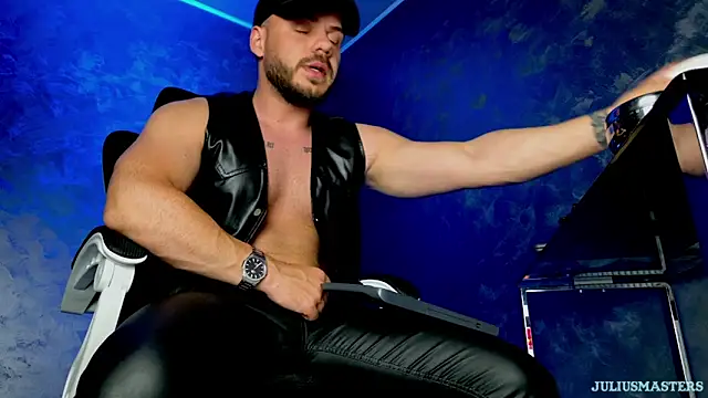 juliusmasters online show from May 4, 8:16 pm