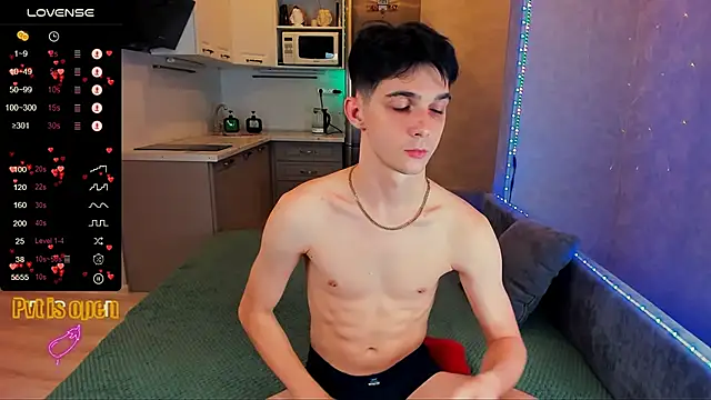 Aaron Boom online show from October 31, 12:44 am