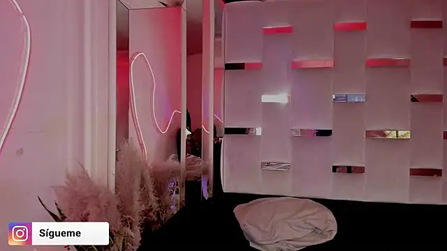 Snapshot of Sara_Foxx1 chatting on May 10, 9:42 pm Sara Foxx1 online show from May 10, 9:42 pm