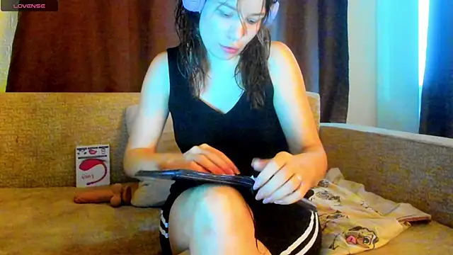 Snapshot of Leila_purr18 chatting on October 6, 12:46 pm Leila purr18 online show from October 6, 12:46 pm