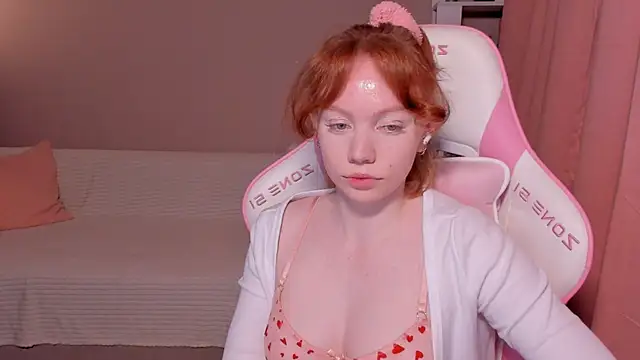 Snapshot of foxyMistrees chatting on February 12, 12:37 am foxyMistrees online show from February 12, 12:37 am