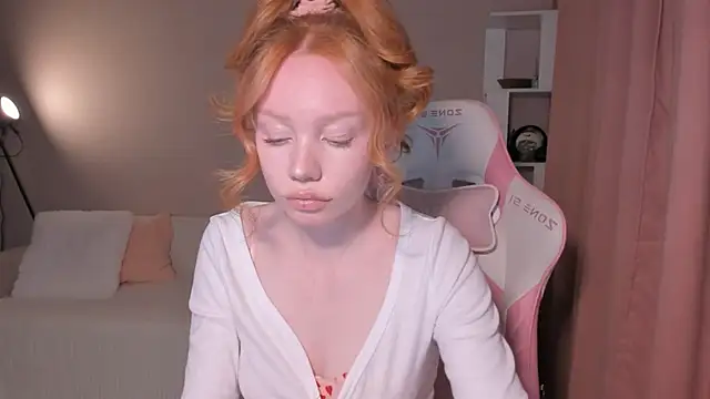 Snapshot of foxyMistrees chatting on October 2, 11:34 pm foxyMistrees online show from October 2, 11:34 pm