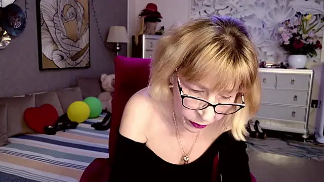 Snapshot of HornyMilf_555 chatting on April 4, 9:18 am HornyMilf 555 online show from April 4, 9:18 am