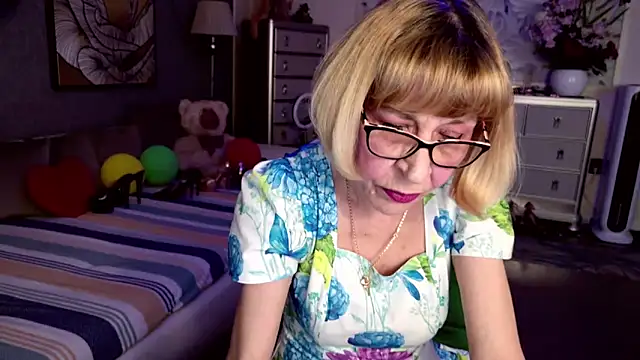 Snapshot of HornyMilf_555 chatting on April 20, 1:03 pm HornyMilf 555 online show from April 20, 1:03 pm