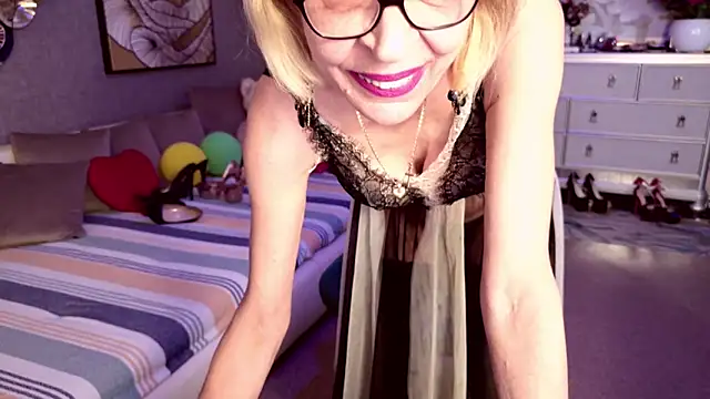 Snapshot of HornyMilf_555 chatting on April 23, 10:14 am HornyMilf 555 online show from April 23, 10:14 am