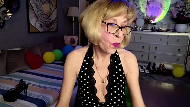 Snapshot of HornyMilf_555 chatting on April 28, 1:05 pm HornyMilf 555 online show from April 28, 1:05 pm