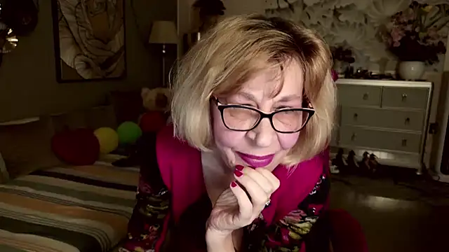 Snapshot of HornyMilf_555 chatting on May 12, 5:15 am HornyMilf 555 online show from May 12, 5:15 am