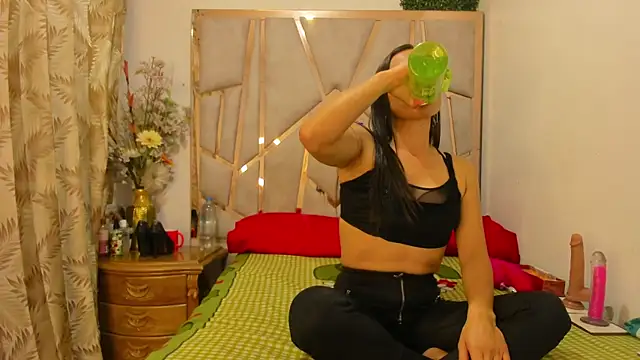 daniela casallas  online show from May 13, 1:30 pm