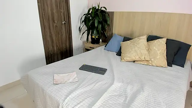 rebeca cortez  online show from March 4, 7:42 pm