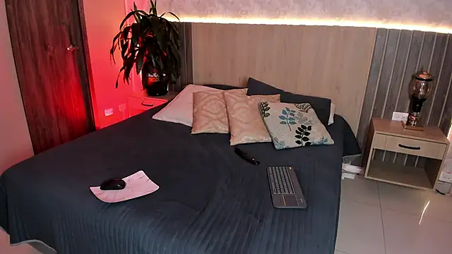 Snapshot of rebeca_cortez_ chatting on April 16, 8:09 pm rebeca cortez online show from April 16, 8:09 pm
