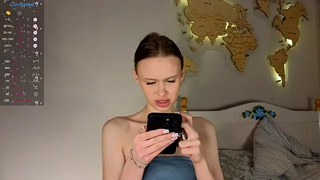 Snapshot of TaraSims chatting on December 10, 11:19 pm TaraSims online show from December 10, 11:19 pm