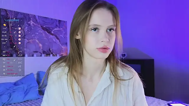 Snapshot of TaraSims chatting on December 15, 11:20 pm TaraSims online show from December 15, 11:20 pm