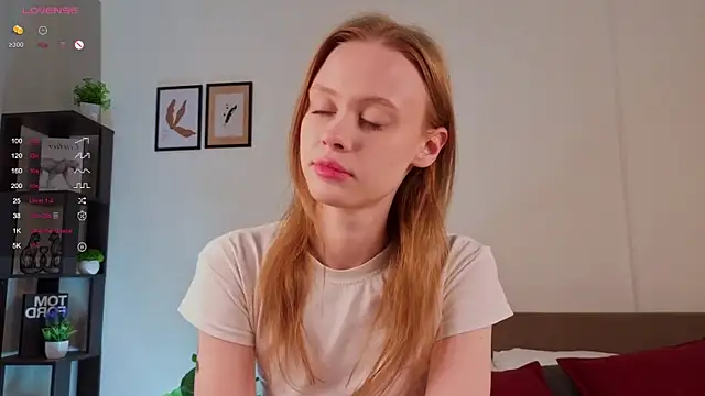 Snapshot of TaraSims chatting on September 25, 11:30 pm TaraSims online show from September 25, 11:30 pm