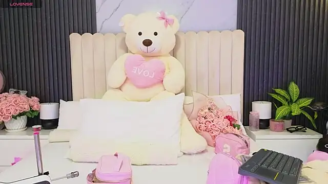 Madiee Rhea online show from June 18, 7:40 pm