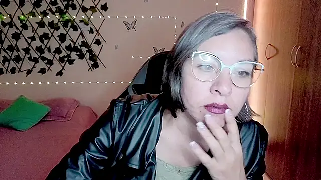 Lady breaks hearts online show from November 27, 8:44 pm