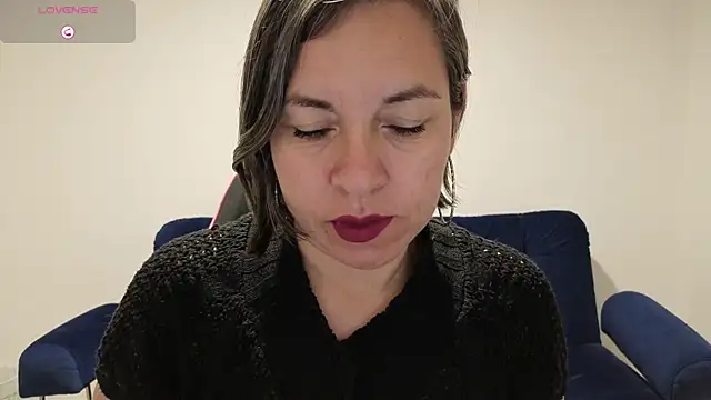 Lady breaks hearts online show from December 5, 10:35 am