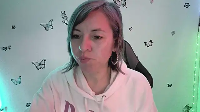 Lady breaks hearts online show from March 17, 1:14 pm