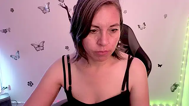 Snapshot of Lady_breaks_hearts chatting on May 8, 1:16 pm Lady breaks hearts online show from May 8, 1:16 pm