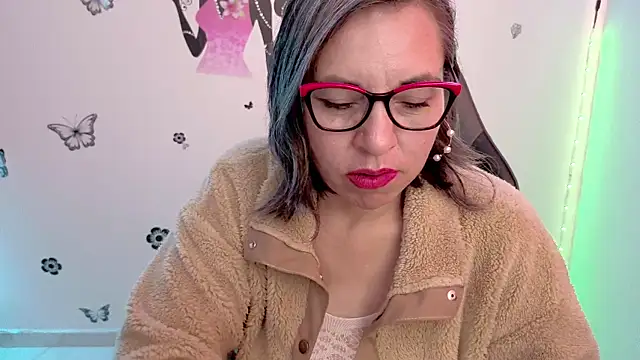 Snapshot of Lady_breaks_hearts chatting on June 3, 1:25 pm Lady breaks hearts online show from June 3, 1:25 pm