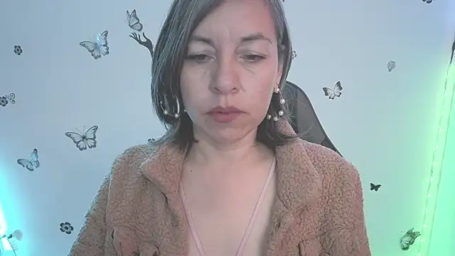 Snapshot of Lady_breaks_hearts chatting on June 7, 12:09 pm Lady breaks hearts online show from June 7, 12:09 pm