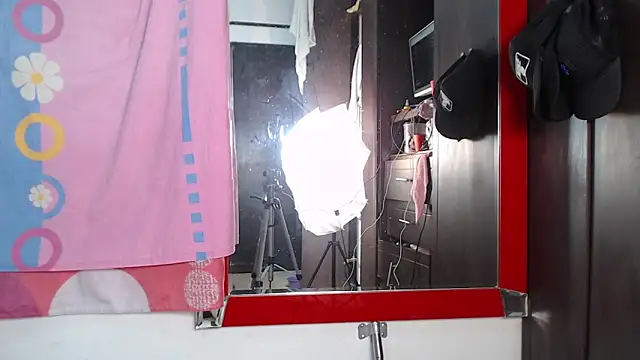 Snapshot of lizandandrew_hot chatting on March 1, 4:37 am lizandandrew hot online show from March 1, 4:37 am