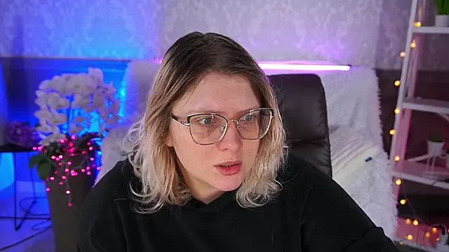 Snapshot of CoolTatis chatting on February 4, 8:20 am CoolTatis online show from February 4, 8:20 am