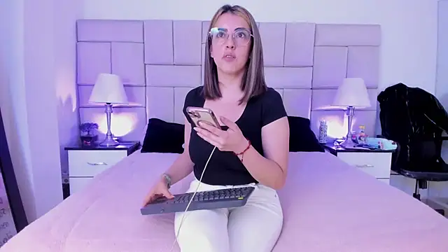 IsisLoveyes  online show from February 5, 12:04 am