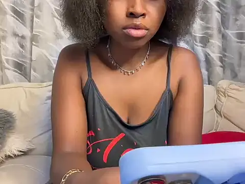 Snapshot of Chocolate_queen2 chatting on February 24, 6:00 am Chocolate queen2 online show from February 24, 6:00 am