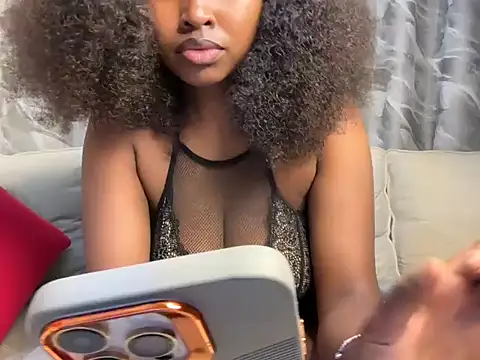 Snapshot of Chocolate_queen2 chatting on March 18, 4:37 am Chocolate queen2 online show from March 18, 4:37 am