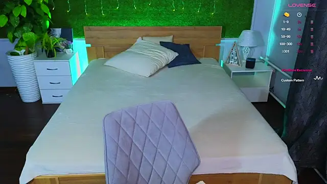 Hayle Hill online show from December 15, 1:46 am