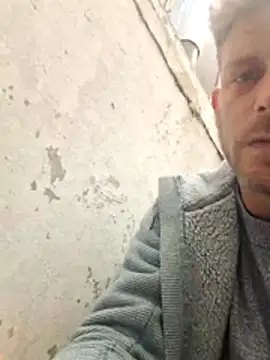 Snapshot of Jonjon3669 chatting on April 5, 3:31 pm Jonjon3669 online show from April 5, 3:31 pm