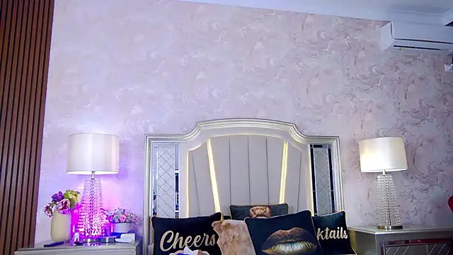 Issadorra online show from September 27, 5:45 am