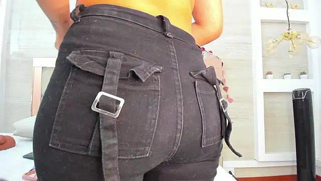 Snapshot of Dalia-Prada chatting on February 19, 4:41 am Dalia-Prada online show from February 19, 4:41 am