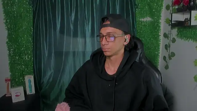 Snapshot of NAMOR__ chatting on January 6, 10:52 am NAMOR online show from January 6, 10:52 am