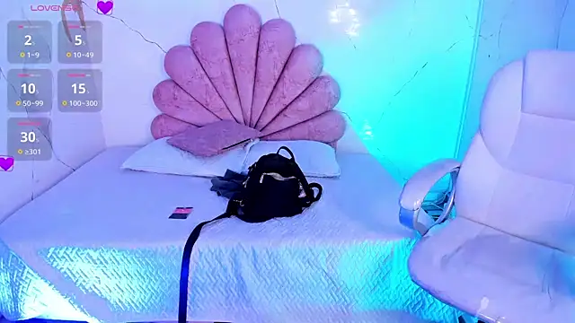 Agathaargent  online show from March 30, 9:05 pm