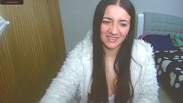 Snapshot of Dayanna_Smitt chatting on February 14, 2:07 am Dayanna Smitt online show from February 14, 2:07 am