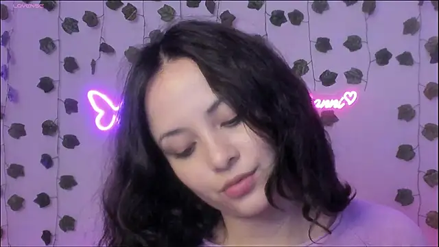 Snapshot of Megan_Rodrigo chatting on December 5, 11:18 pm Megan Rodrigo online show from December 5, 11:18 pm