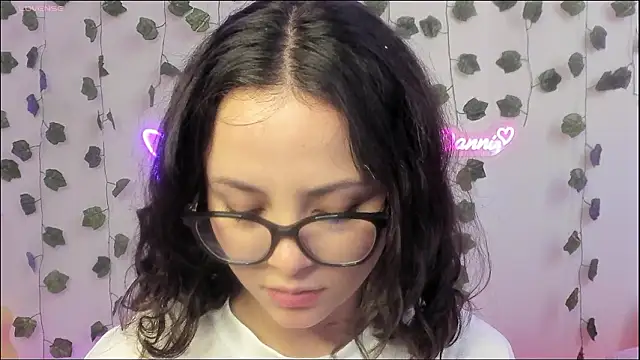 Snapshot of Megan_Rodrigo chatting on December 6, 7:01 pm Megan Rodrigo online show from December 6, 7:01 pm