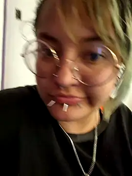 lucky-leah online show from October 31, 4:02 am