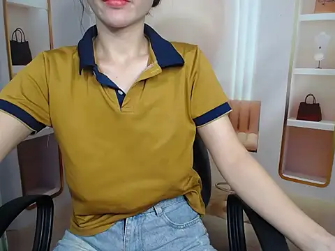 Snapshot of Love_bug15 chatting on September 15, 2:00 am Love bug15 online show from September 15, 2:00 am