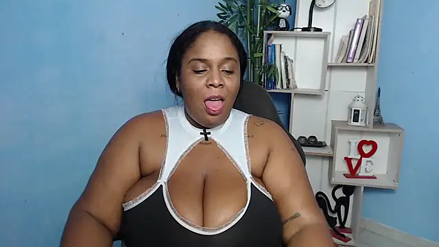 Snapshot of bbw_charlote chatting on January 11, 6:33 pm bbw charlote online show from January 11, 6:33 pm
